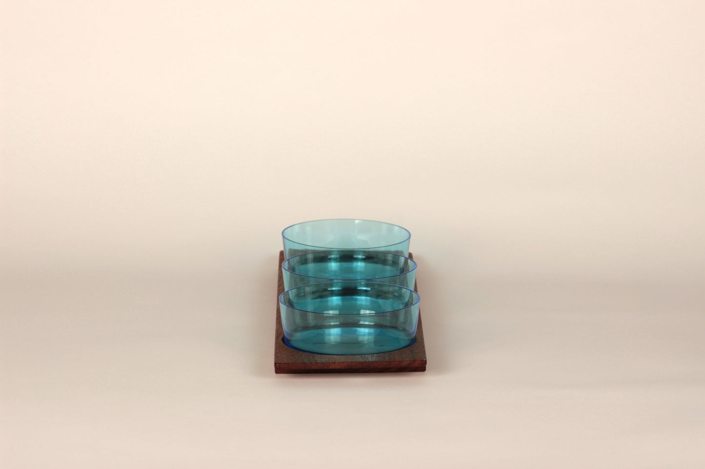 Bowls on tray 1367, Saara Hopea, Nuutajärvi