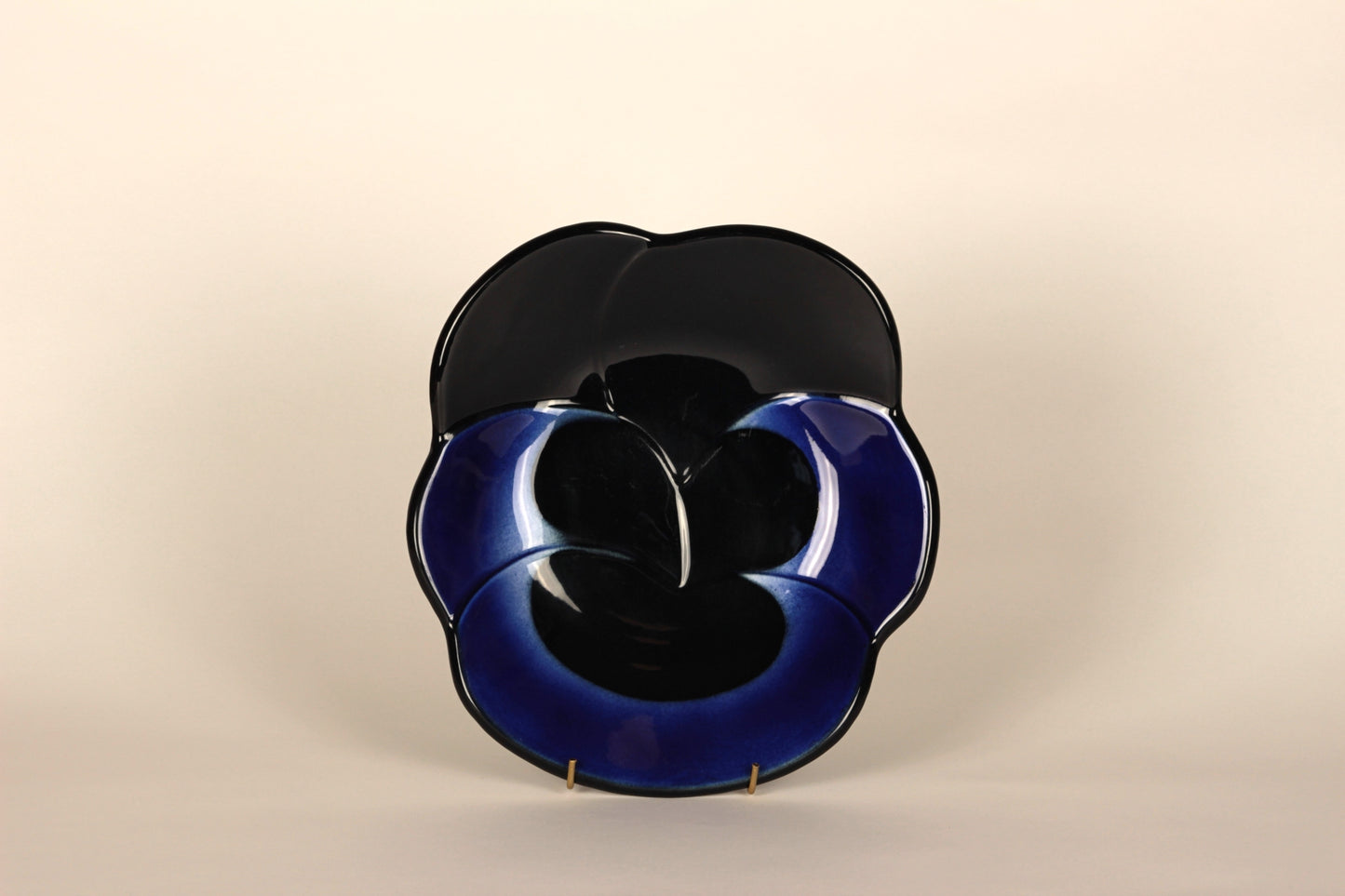 Ceramic wall plate, Viola, Birger Kaipiainen, Arabia