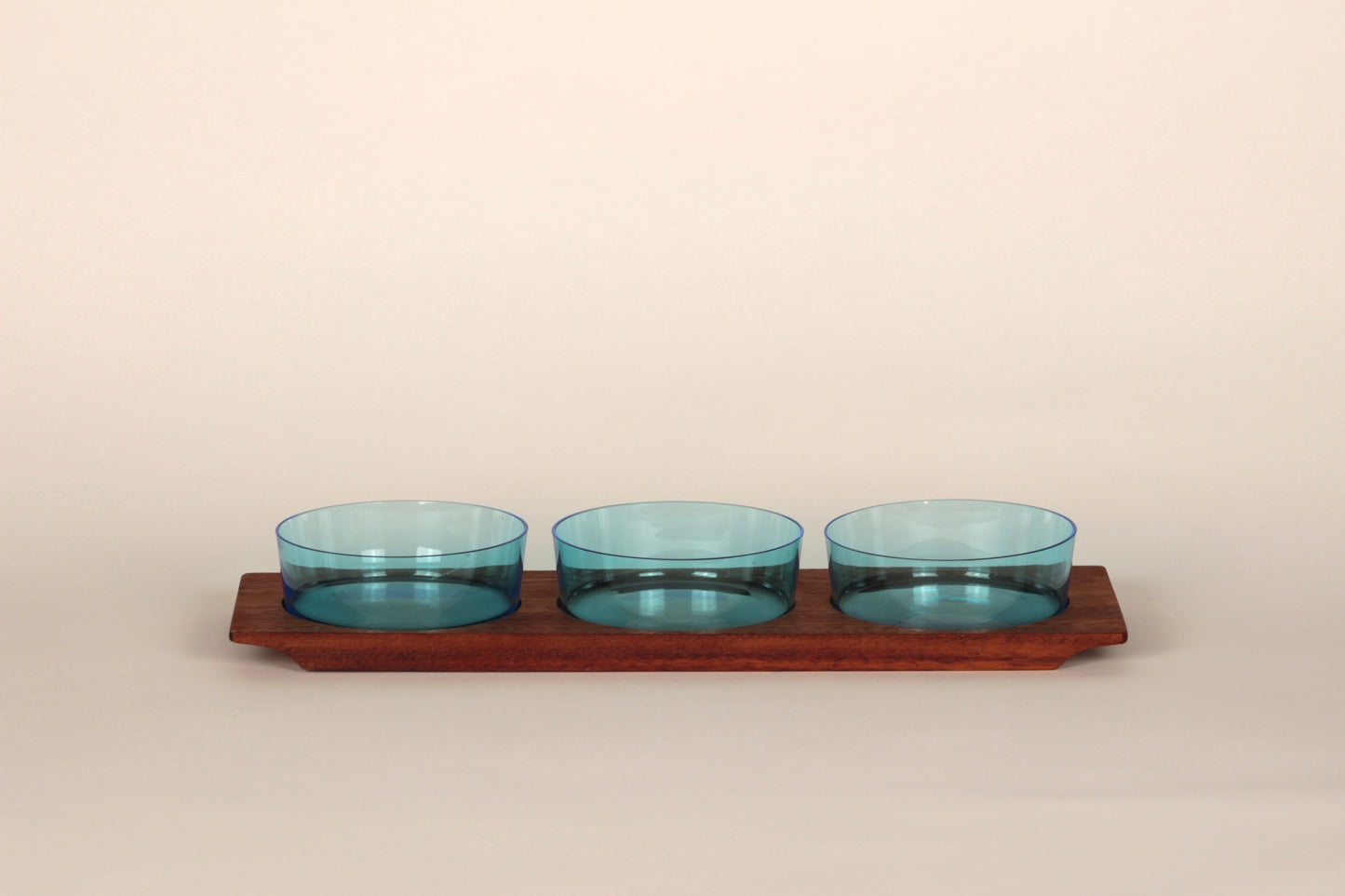 Bowls on tray 1367, Saara Hopea, Nuutajärvi