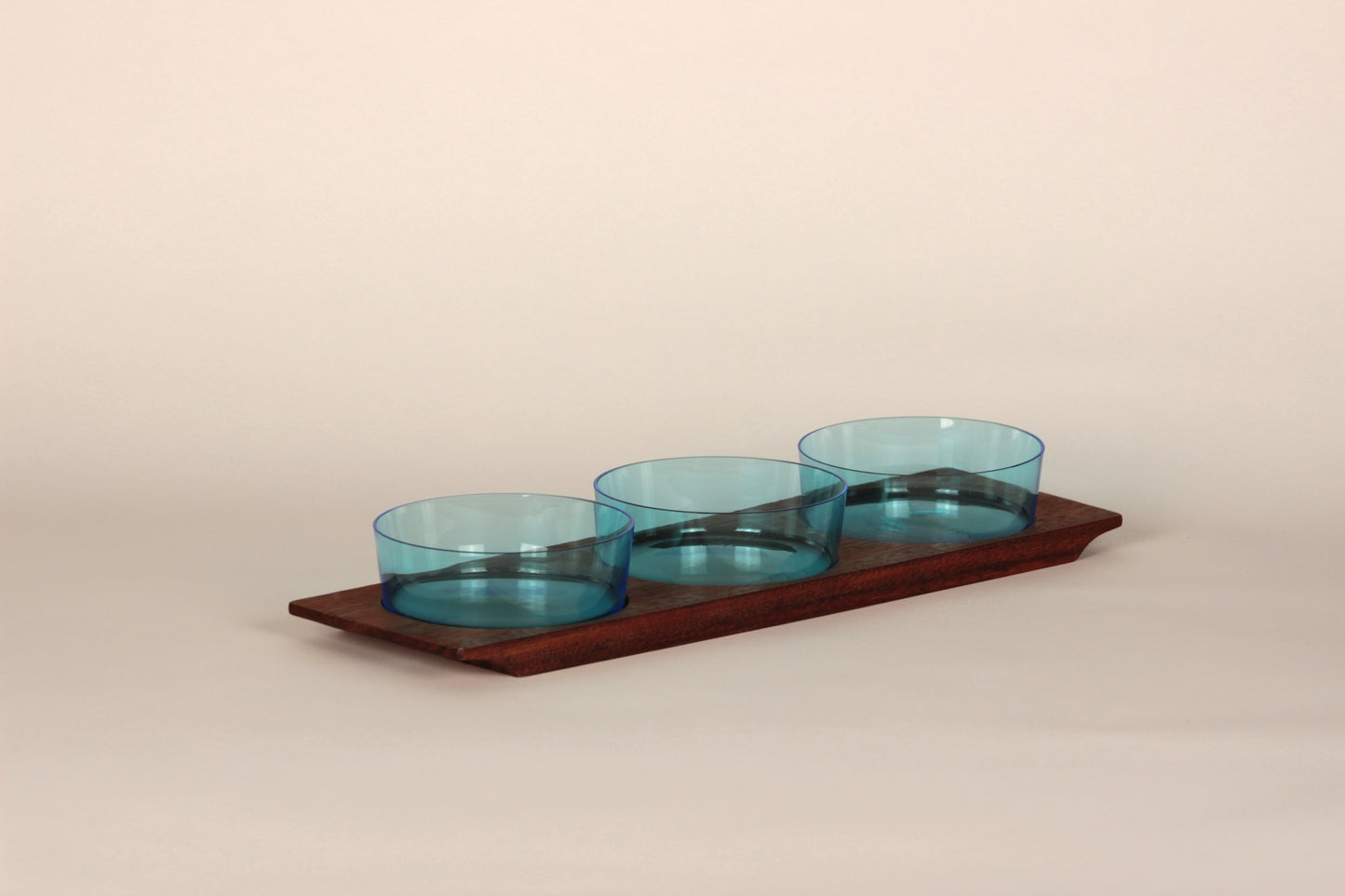 Bowls on tray 1367, Saara Hopea, Nuutajärvi